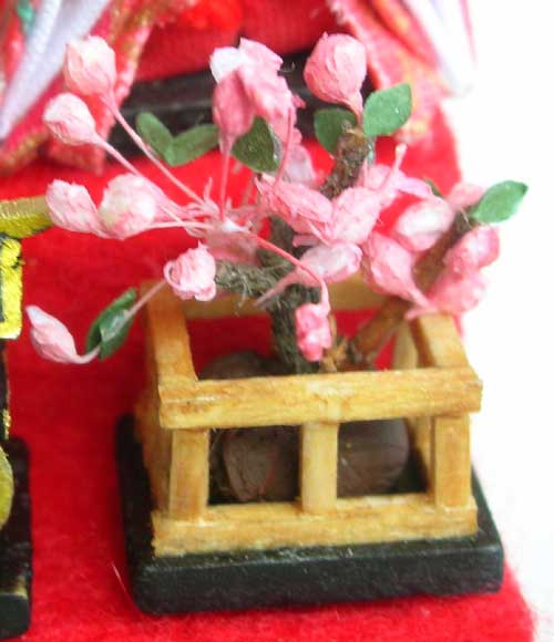ミニチュアミニ雛人形（三段飾り雛人形）：桃の木（拡大写真）